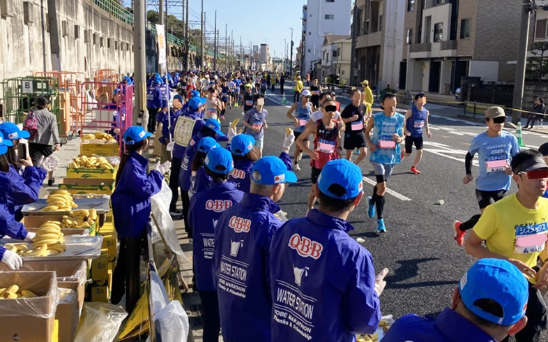 神戸マラソン給水ボランティアに有志が参加